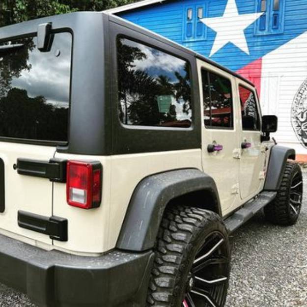 Jeep-Rental-Beep-Beep-Jeep-In-Front-Of-Restaurant-With-Puerto-Rican-Flag